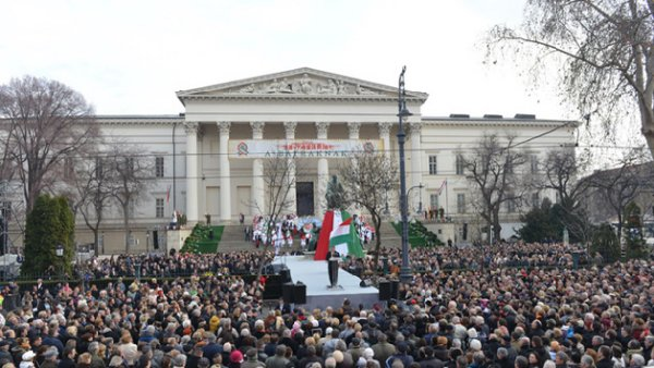 В Будапеште освистали ​пропутинского премьер-министра Венгрии