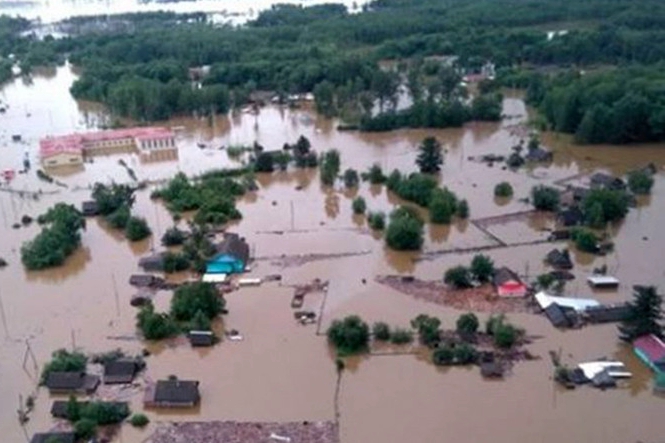 Пока Сибирь догорает, Приамурье тонет: целые города РФ ушли под воду, жители бегут в панике - кадры