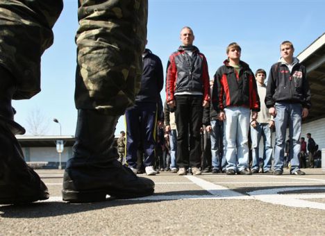 Военкомы Днепропетровска собираются вручать повестки на блокпостах