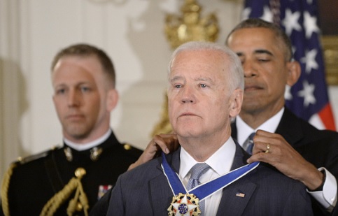Трогательно и до слез: опубликованы кадры, как президент Обама наградил Джо Байдена высшей государственной наградой