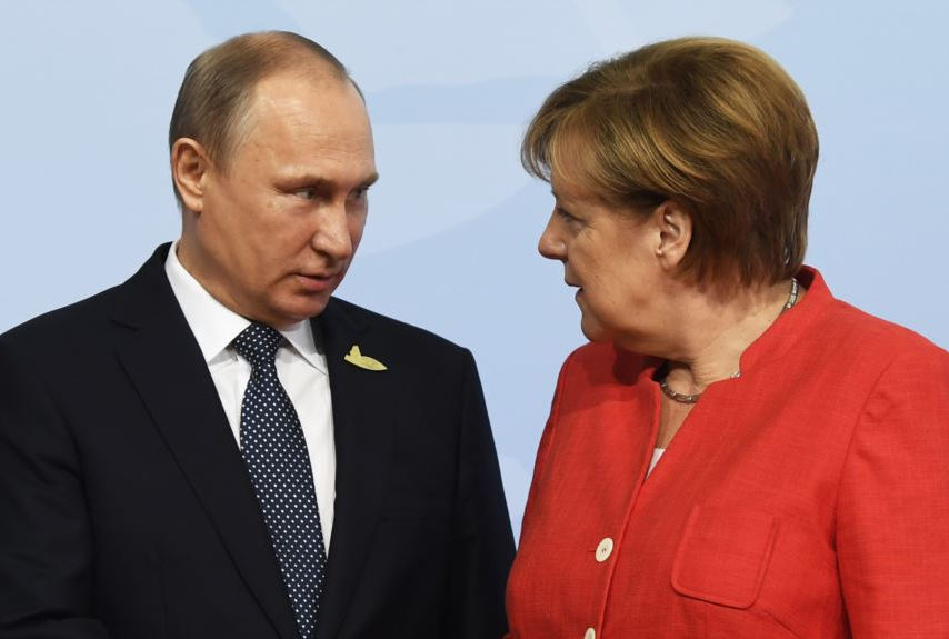 ​"Оттягивают время", - волонтер рассказал, зачем Меркель понадобилась встреча с Путиным