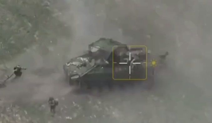 В Курской области российские военные так резво убегали от ВСУ, что попали под свою же БМП