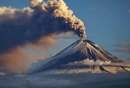 На Камчатке вулкан Шивелуч выбросил столб пепла высотой 8 км