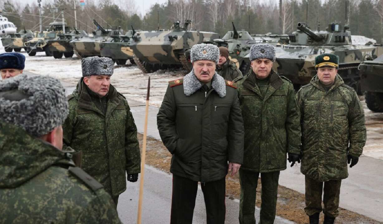 Лукашенко принял решение о вторжении белорусских войск в Украину - СМИ