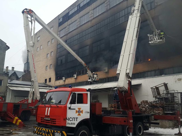 Страшный пожар во Львове удалось локализовать: произошло возгорание завода "Электрон"