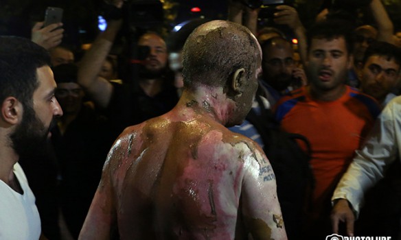 В Интернете выложили шокирующий видеоролик, на котором ереванский демонстрант поджег сам себя