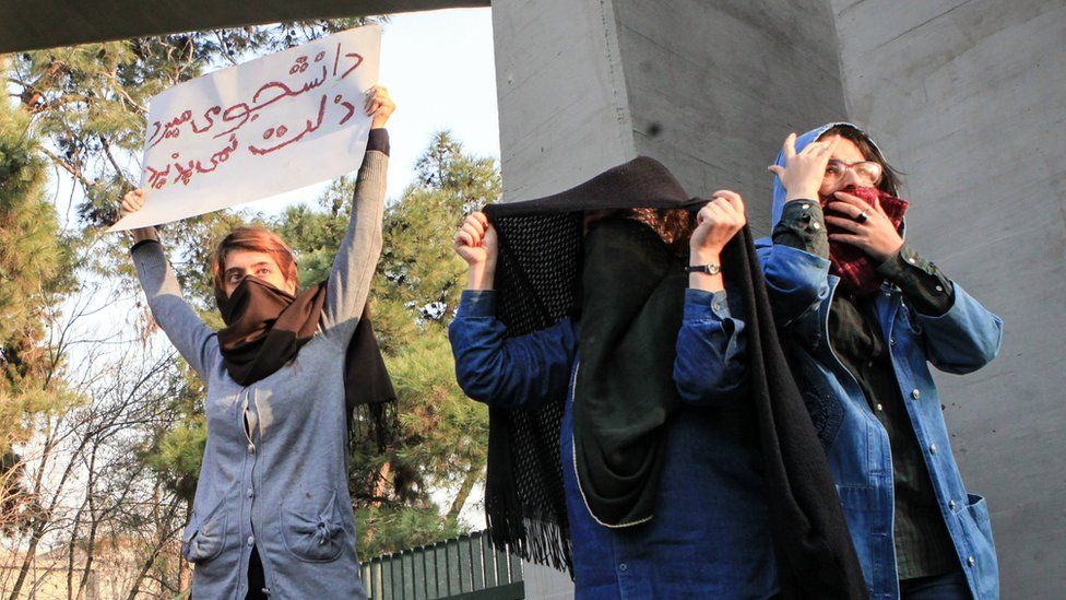 Массовые антиправительственные митинги в Иране: в ходе столкновений убит 11-летний ребенок, счет погибших идет уже на десятки - кадры