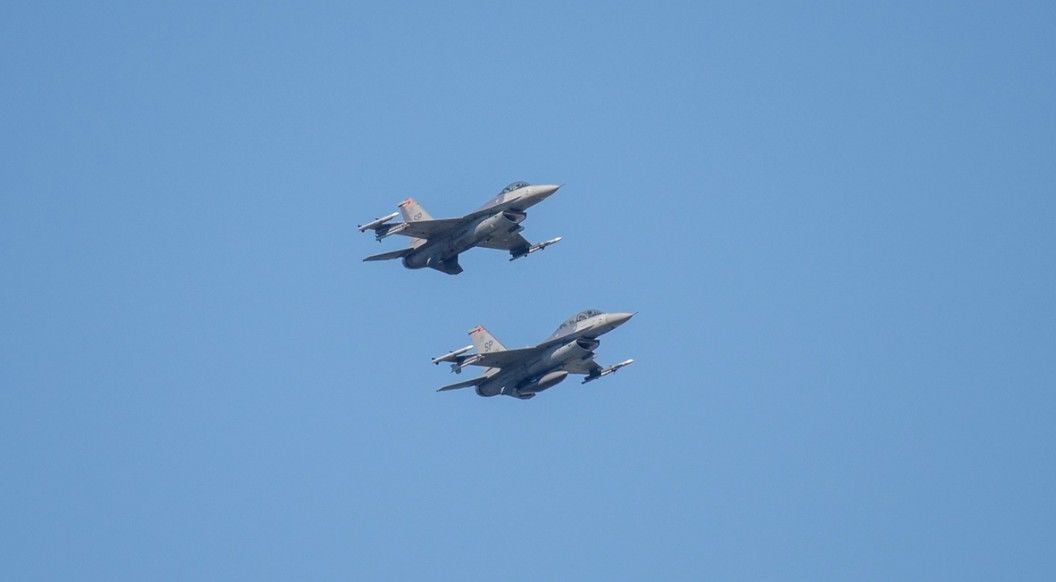 В Турции истребитель F-16 рухнул на оживленное шоссе, пилот погиб: что известно о происшествии – СМИ