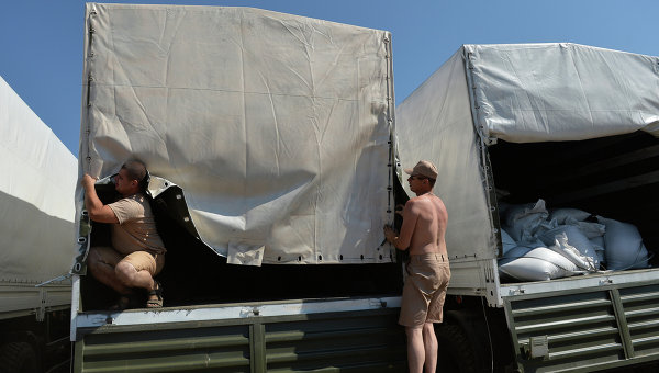 В Донецке началась разгрузка гуманитарного конвоя из РФ