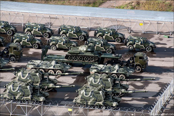 В очереди на Керченской переправе стоит колонна военной техники