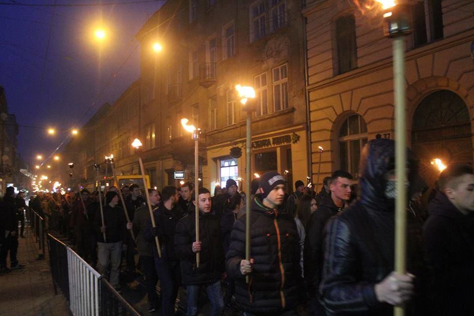 В центре Хмельницкого раздаются крики "Бандера – герой", "Слава Украине": к участию в факельном шествии готовы более 200 горожан