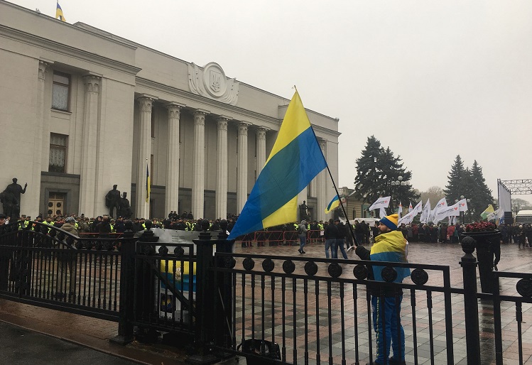"Зачем вы сюда приехали? Не надоело страну "колотить"?" - недовольные киевляне "наехали" на сторонников Саакашвили, между протестующими произошли первые стычки. Кадры