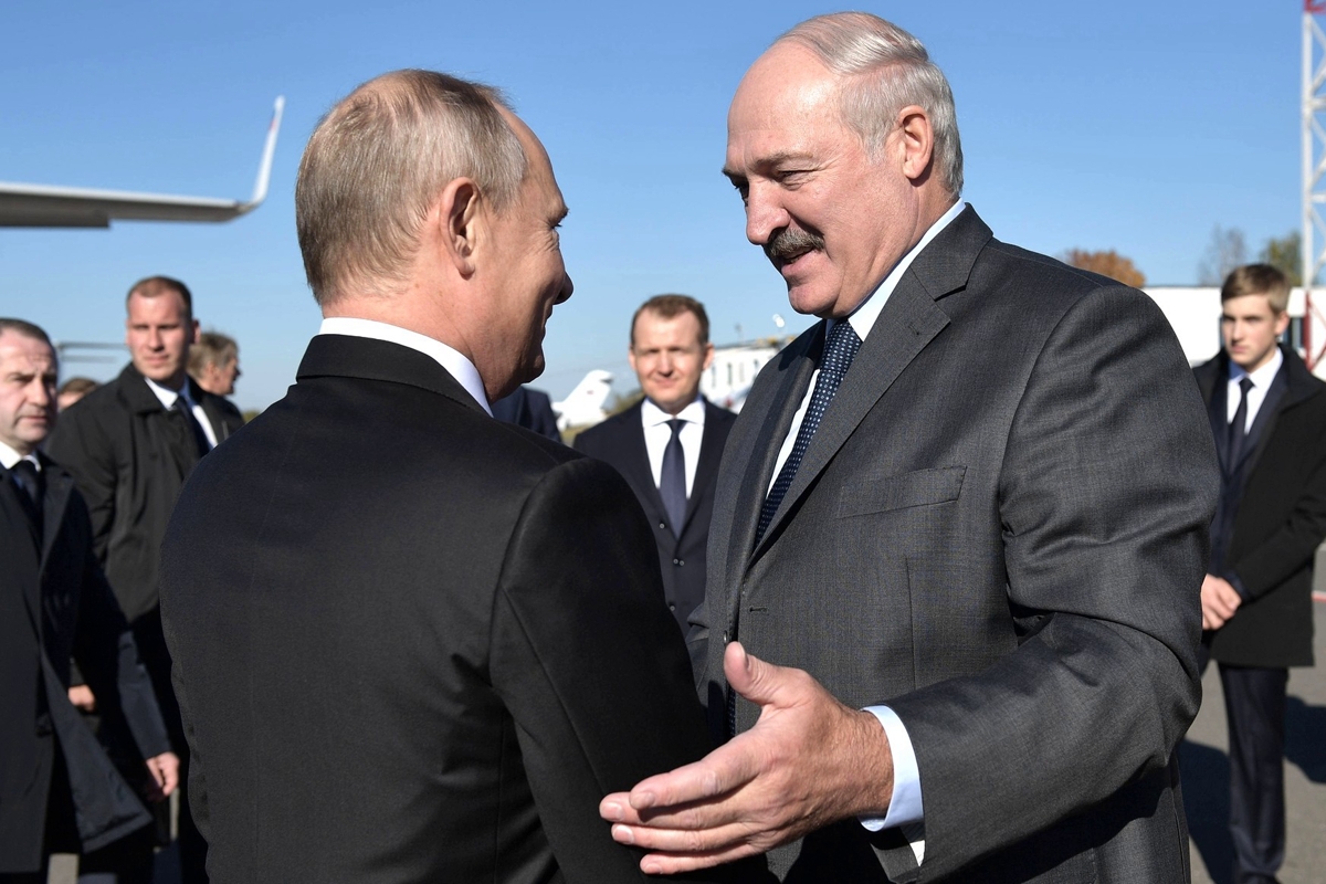 ​Гордон рассказал, как Лукашенко хватал Путина за пуговицу в Шанхае: "Вот молодец, Александр Григорьевич"