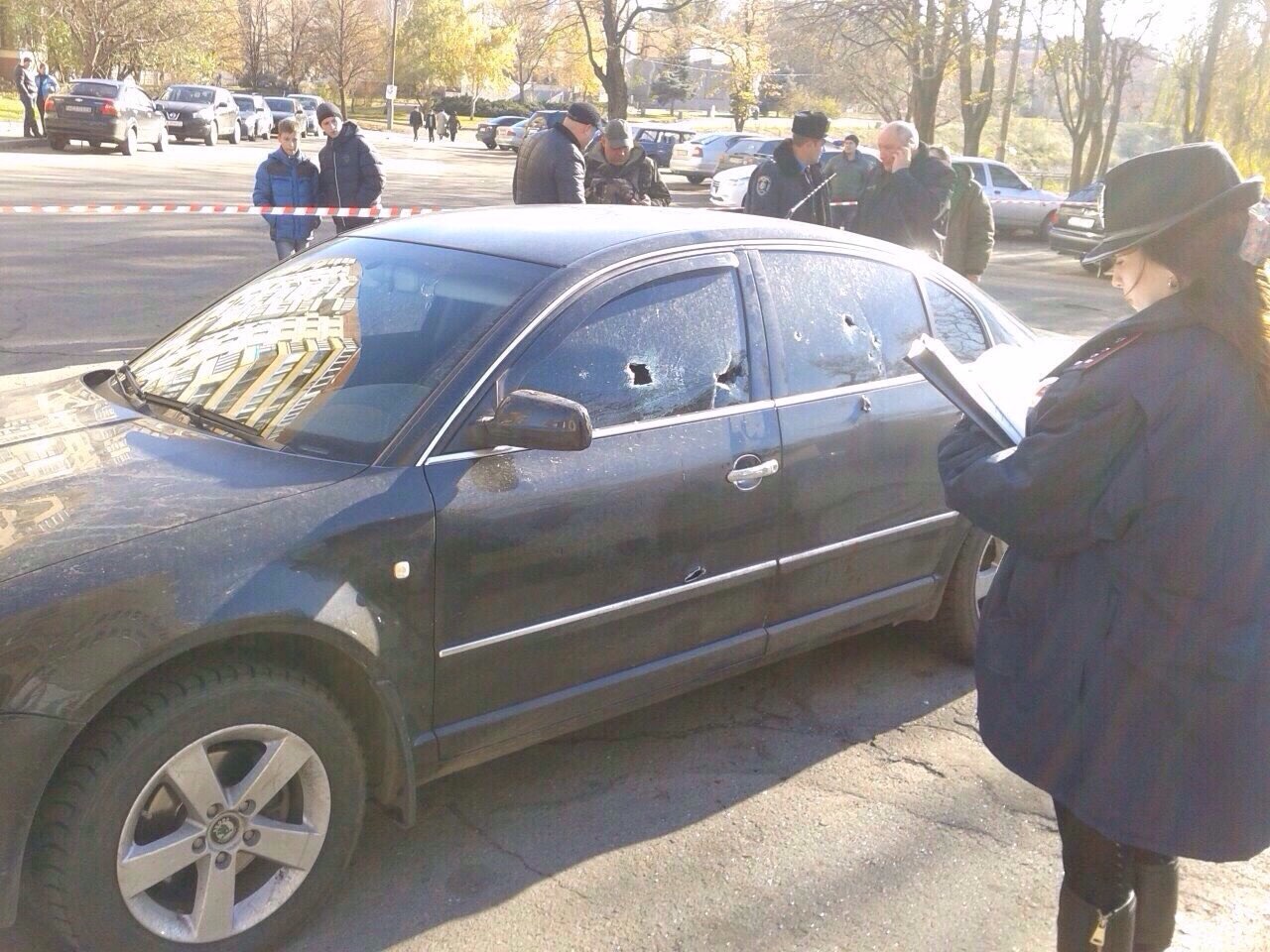 ​В Кривом Роге под избирательным участком неизвестные расстреляли машины