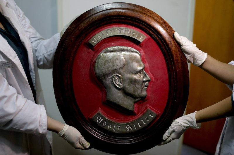 ​Большой рельеф Гитлера и еще 74 нацистских предмета были найдены недалеко от Буэнос-Айреса в доме с тайной комнатой: опубликованы кадры коллекции артефактов Третьего рейха