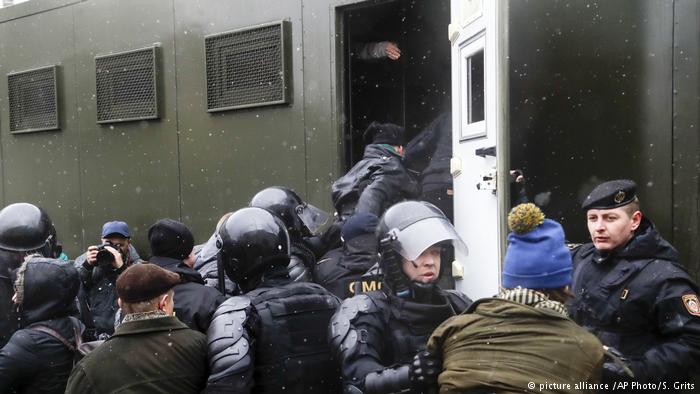 Расправа над СМИ: в Минске начали охоту на журналистов, освещавших протесты против режима Лукашенко
