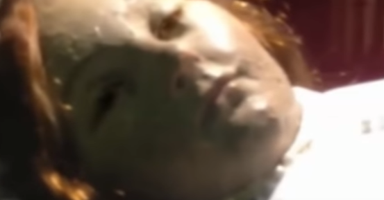 В Интернете появились кадры шокирующего инцидента: 300-летняя мумия девочки открыла глаза во время службы в одном из мексиканских соборов