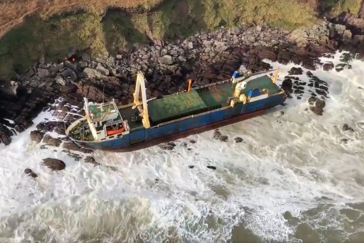 ​"Корабль-призрак" вынесло на сушу в Ирландии, на борту не было ни одной живой души: видео