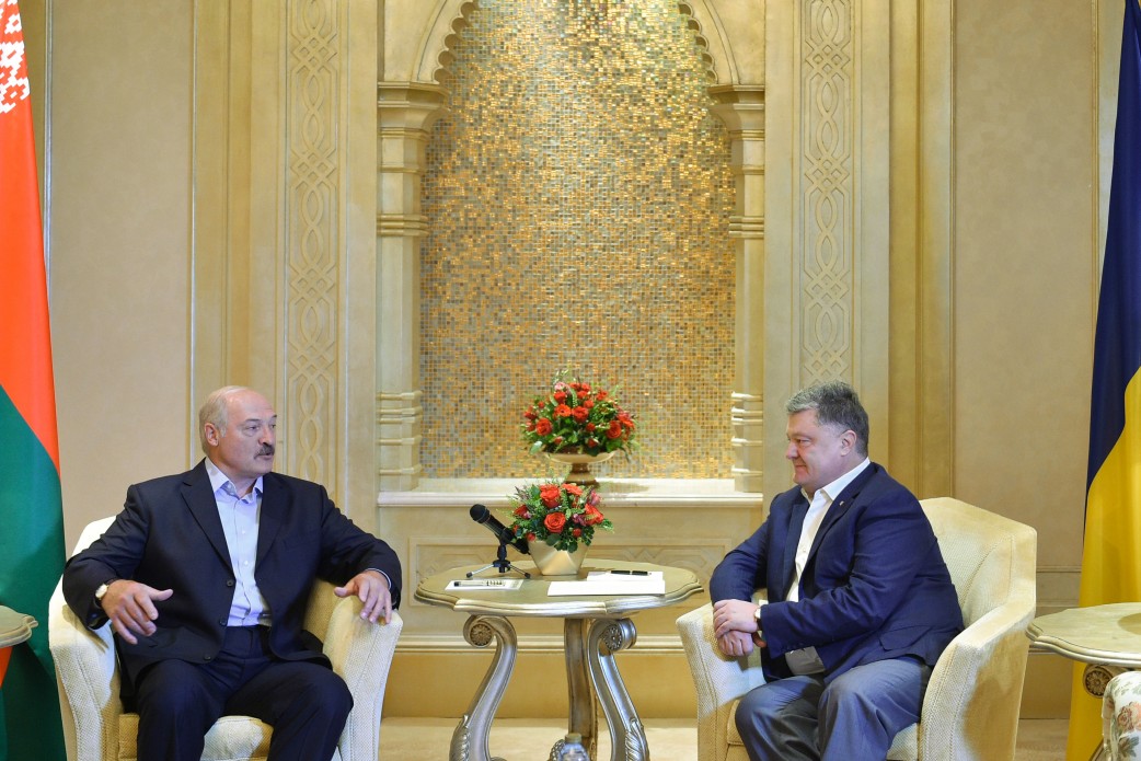 ​Кремль "скрежещет зубами": Порошенко провел неожиданную встречу с “бацькой” Лукашенко