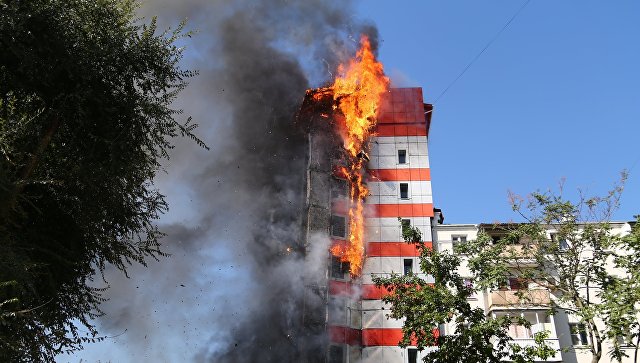 В Ростове-на Дону адский пожар охватил десятиэтажное здание гостиницы - в любой момент огонь может распространиться на соседние дома, люди в панике: кадры