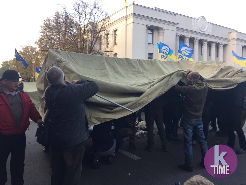 Акция протеста под Радой набирает обороты: провокаторы устроили столкновения с нацгвардейцами