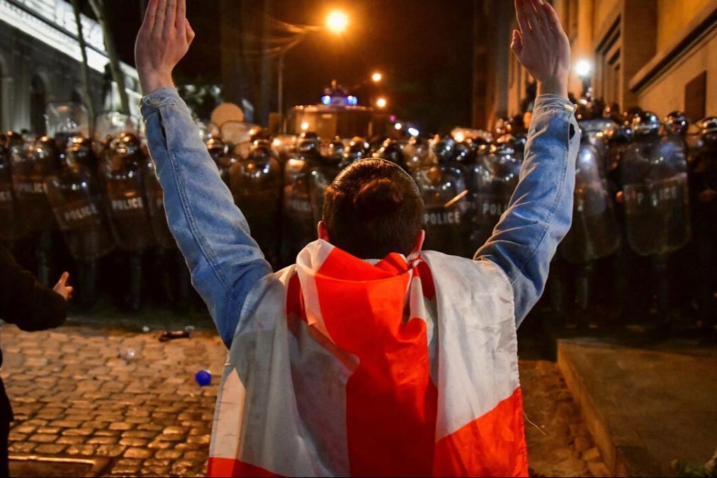 ​"Время вышло", - в Тбилиси демонстранты начали окружать парламент, не выполнивший требования