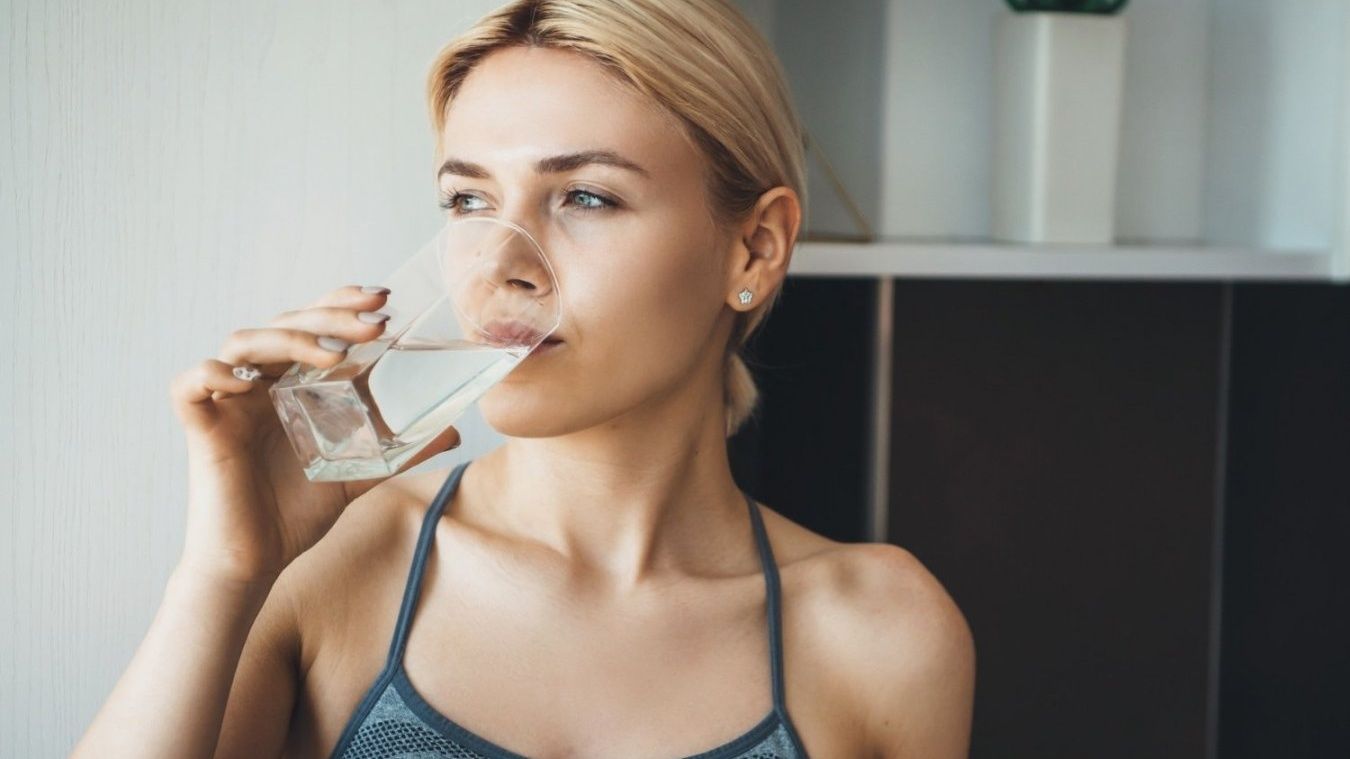 Як споживання води може впливати на наше серце та травлення