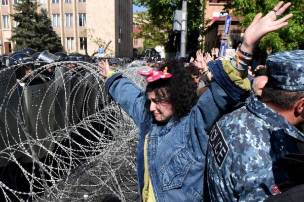 ​Бьют дубинками и распыляют газ в лицо: в Армении полиция “осмелела” и приступила к массовым арестам активистов - подробности и кадры