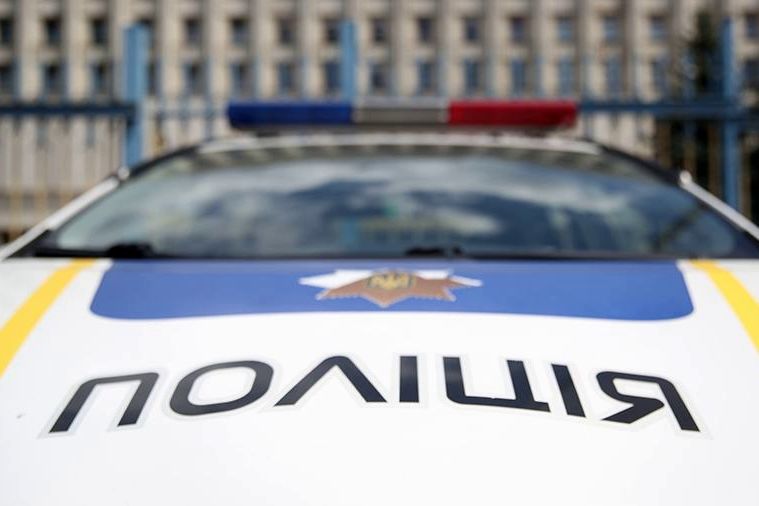 "Настоящая помойка", - в Харькове забрали детей из квартиры, заваленной мусором, мать кормила их собаками