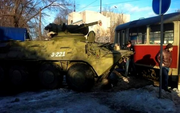 Жуткое ДТП в Днепропетровске: БТР на полном ходу влетел в трамвай. Водитель трамвая едва не погибла