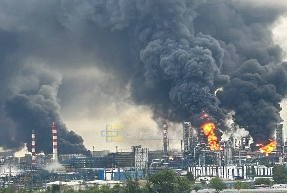 Половину Москвы затянуло черным дымом после ударов дронов ВСУ по НПЗ
