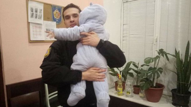 Одесские полицейские вернули матери маленькую дочь, похищенную гражданином Турции