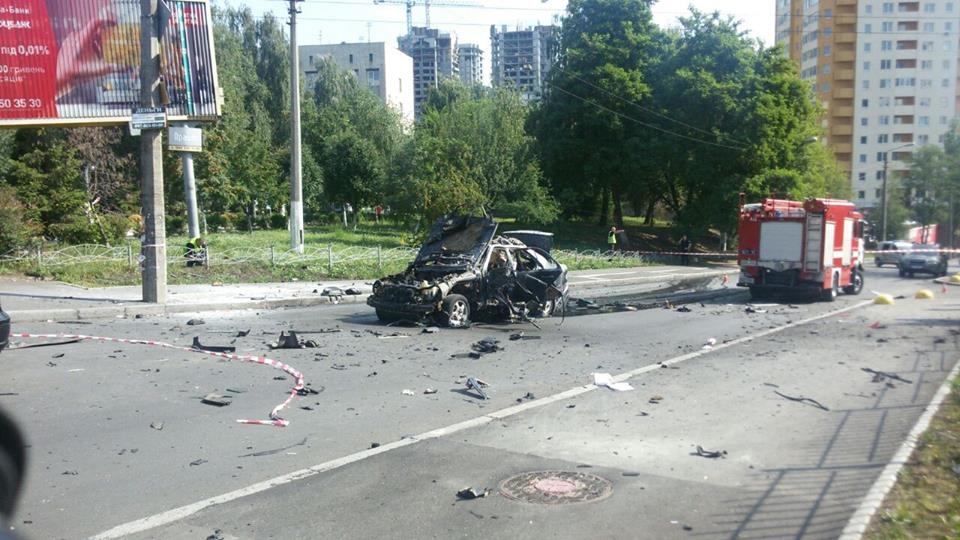 ​Один человек погиб и двое пострадали в результате взрыва автомобиля в Киеве: опубликованы кадры момента взрыва