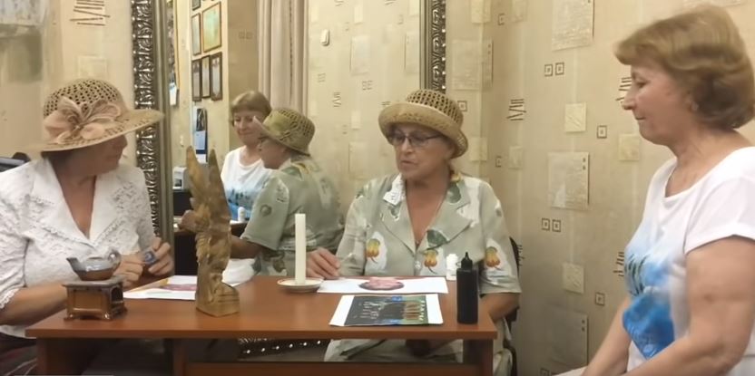 Кадры, поразившие Сеть: пенсионерки Путина наводили порчу на хорватов в темной комнате, но им это не помогло 