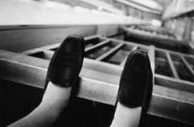 ​В Киеве 16-летняя девушка выбросилась из окна из-за неразделенной любви