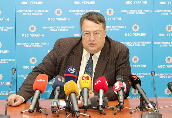 МВД Украины: Кандидаты в нардепы подкупают избирателей продпайками и бесплатным проездом в маршрутках