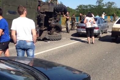 На мосту близ Харькова перекинулся военный грузовик