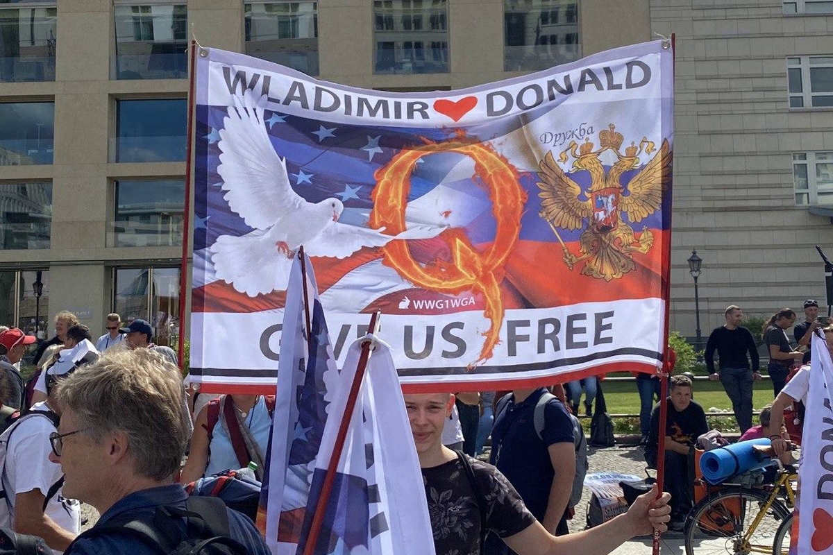 ​В Берлине COVID-диссиденты штурмовали Рейхстаг с флагами "ДНР" и призывами к Путину