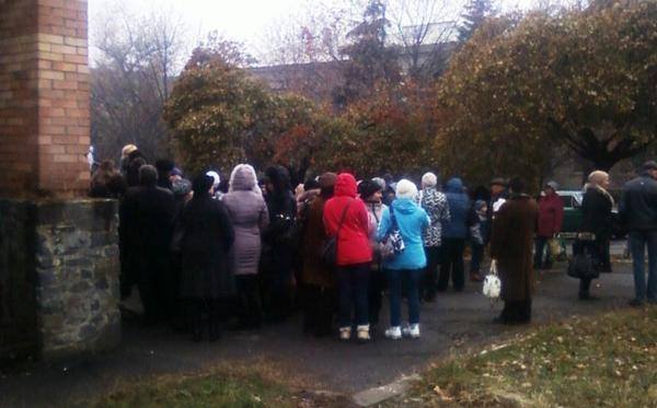 ​Донбасс охватили бабьи бунты: женщины требуют соцвыплат и обещают жечь блокпосты