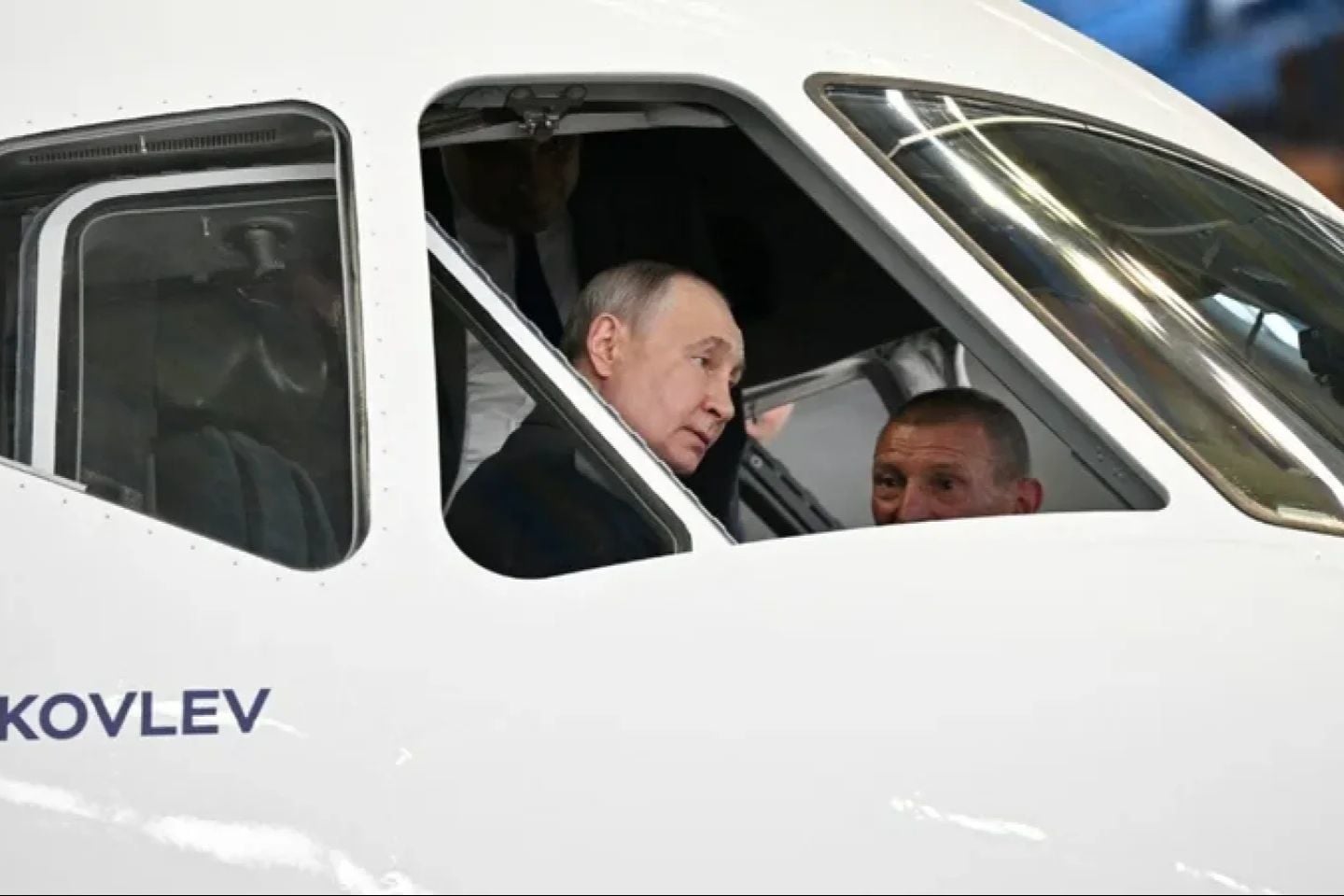 Путин не смог сразу вернуться в Москву: дрон Украины заставил его самолет маневрировать