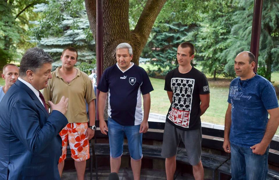 Порошенко проведал украинских солдат, лечащихся в Болгарии: наши воины защищают не только Украину, но и целую Европу