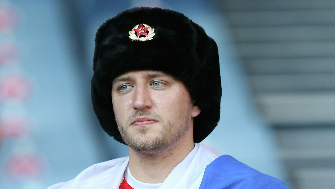 Болельщик с флагом РФ и в шапке-ушанке в Глазго перед матчем: "Кого мне бояться, б**ть? Украина - моя страна"