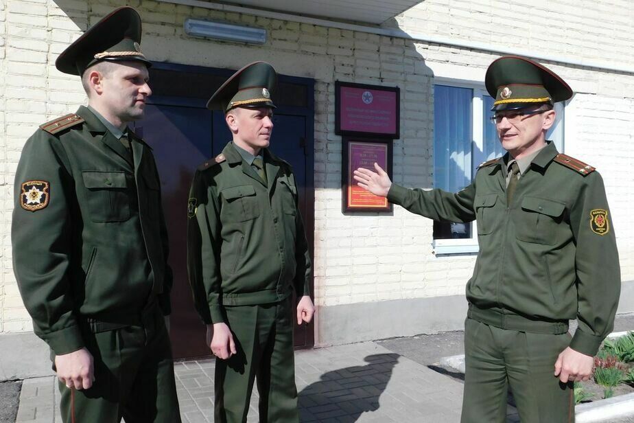 Белорусским военным запрещен выезд за границу - источники