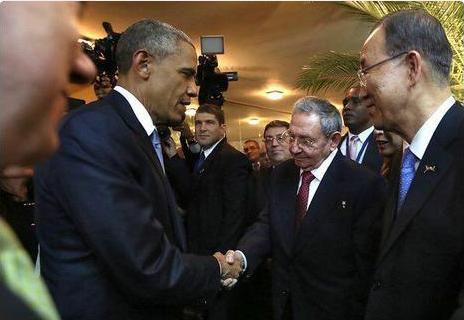 СМИ: Обама и Кастро пожали друг другу руки