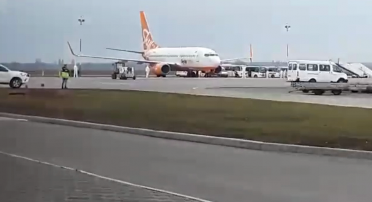 Эвакуированные из Китая украинцы выходят из самолета: лайнер приземлился в Харькове, видео