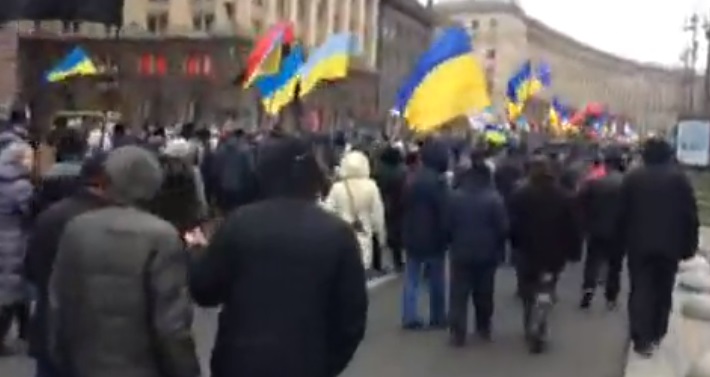 В Киеве начался "Марш за импичмент": тысячи сторонников Саакашвили движутся по центру столицы огромной колонной, полиция вывела на улицы конные отряды - кадры 