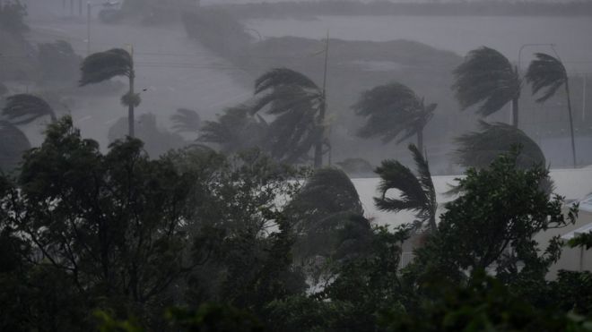 Чудовищной силы циклон "Дебби" обрушился на Австралию: опубликованы видео разрушительной стихии