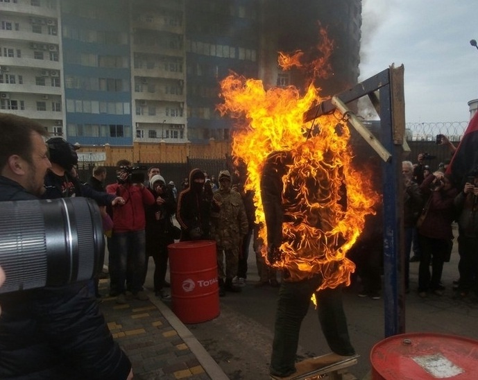 Пожар возле посольства России в Одессе: протесты усиливаются, активисты жгут чучело Путина и бросают в дипмиссию краску