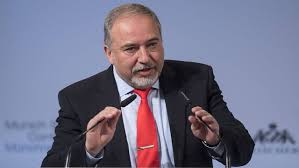 "Это уже слишком, мы должны сокрушить врага, а не играть с ним", - глава Минобороны Израиля Либерман подал в отставку