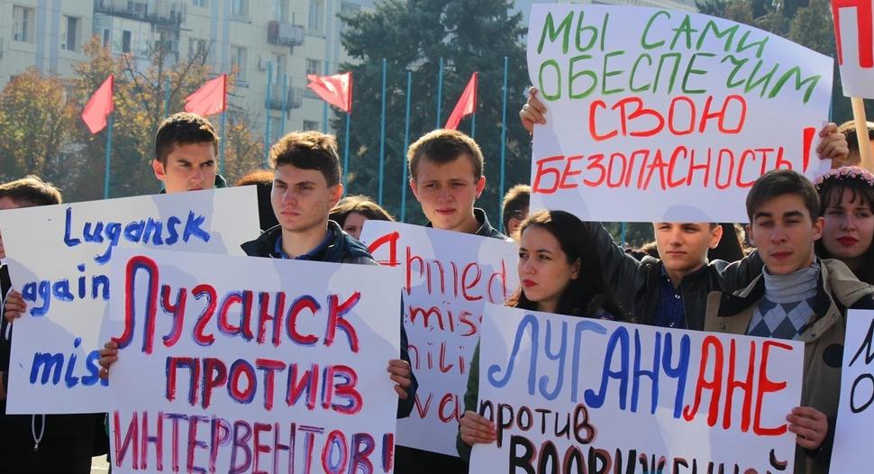 "Оккупированная боевиками "Лугандония" все больше напоминает зону: митинги против России и войны запрещены, ругать можно только Порошенко и Америку", - блогер